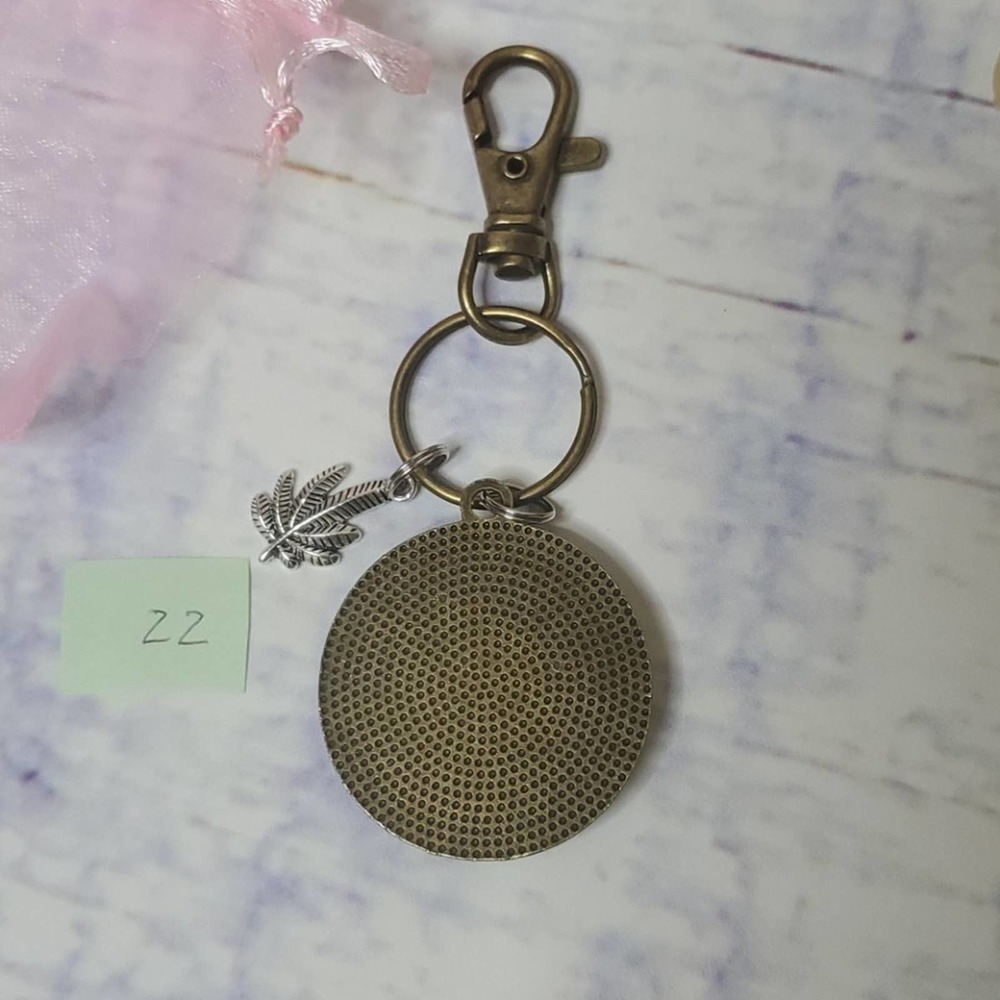 Handmade Leaf Keychain - Picture 3 of 4